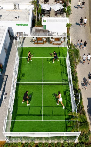 Mytcha pavilyonunun yanında padel kortu, yuxarıdan görünüş